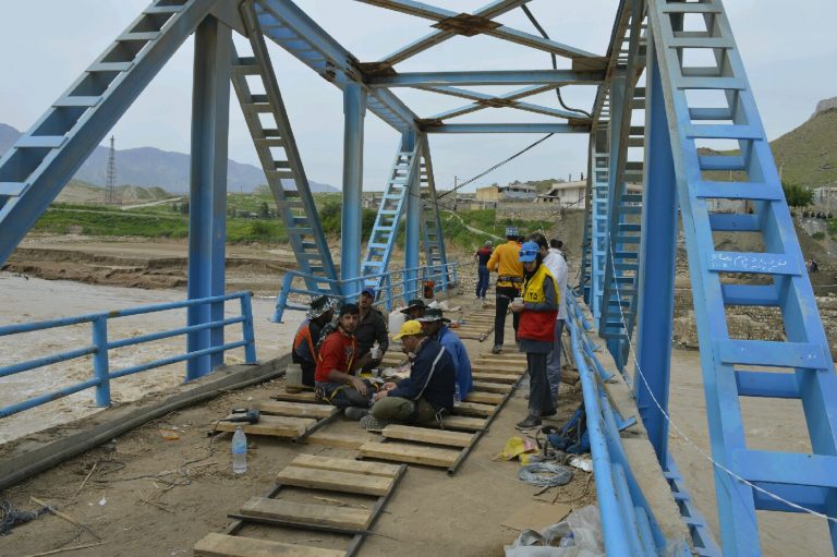 ابتکار زیبا برای کمک به سیل زدگان در محاصره / ساخت یک پل موقت بر روی سیلاب