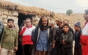 فرماندار در میان مردم جلاله و شبلیز/راه‌اندازی خانه هلال و کمک امدادی در مناطق مستعد سیل+تصویر و فیلم