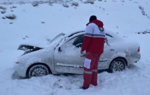 امدادرسانی هلال احمر جاده‌ای یزد به 100 نفر گرفتار در برف+ عکس