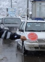 انجام عملیات نمک پاشی در محورهای مواصلاتی استان قزوین/ پلیس از تردد رانندگان فاقد زنجیر چرخ جلوگیری می‌کند