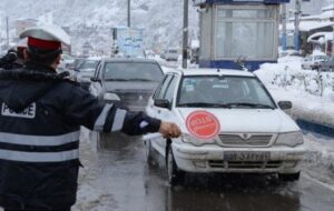 انجام عملیات نمک پاشی در محورهای مواصلاتی استان قزوین/ پلیس از تردد رانندگان فاقد زنجیر چرخ جلوگیری می‌کند