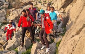 چهار ساعت تلاش هلال احمر برای بالا کشیدن جسد فرد فوت شده در ارتفاعات عنا+تصاویر