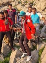 چهار ساعت تلاش هلال احمر برای بالا کشیدن جسد فرد فوت شده در ارتفاعات عنا+تصاویر