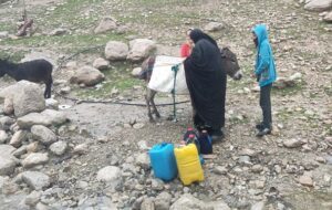 یک روز با زنان و مردان محروم روستای «لاش»/وقتی کمر زنان روستا زیر بار کم‌آبی خم می‌شود+تصویر و فیلم