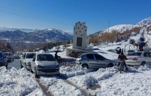 برف‌بازی گردشگران در سی‌سخت/وقتی امکانات گردشگری زمستانه «صفر» است+تصویر و فیلم