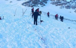 ریزش بهمن در اشترانکوه؛ 5 کوهنورد مفقود شدند+عکس و فیلم