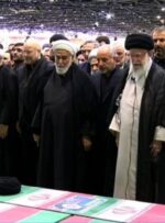 رهبر انقلاب بر پیکر رئیس‌جمهور شهید و همراهانش نماز اقامه کردند