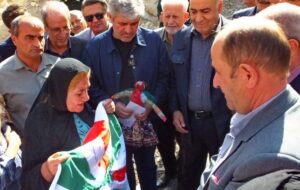 سوغات ویژه بانوی گچسارانی برای رهبر انقلاب و رئیسجمهور+ تصاویر و فیلم سوغات ویژه بانوی گچسارانی برای رهبر انقلاب و رئیسجمهور+ تصاویر و فیلم