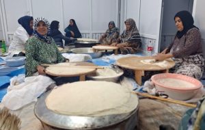 ایثار بانوان گچسارانی با پخت نان محلی+ فیلم ایثار بانوان گچسارانی با پخت نان محلی+ فیلم
